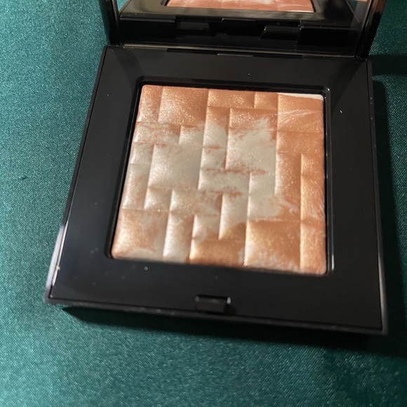 Bobbi Brown Highlighting Powder in Pink Glow NEW - Picture 3 of 6